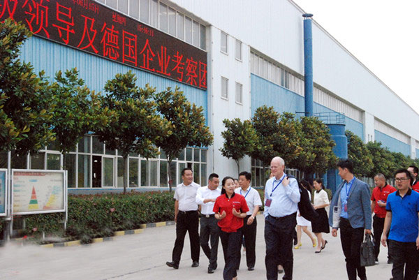 现场飙英文！？黄强董事长和德国前国防部长谈了什么事？
