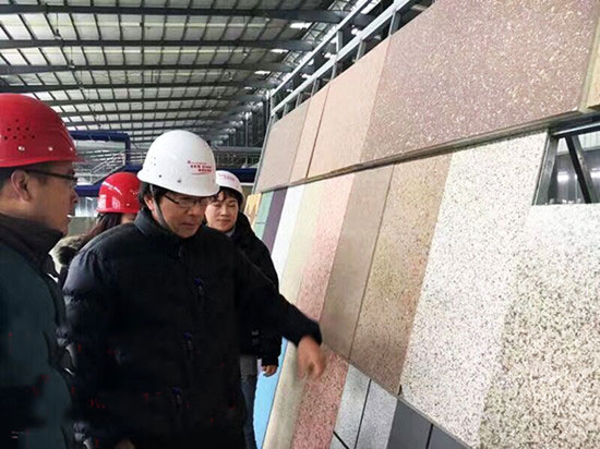 英国大火，又一栋带外墙保温的大楼被烧得“体无完肤”