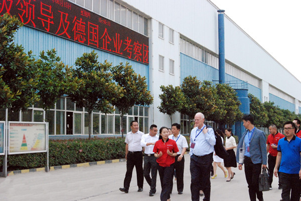 现场飙英文！？黄强董事长和德国前国防部长谈了什么事？