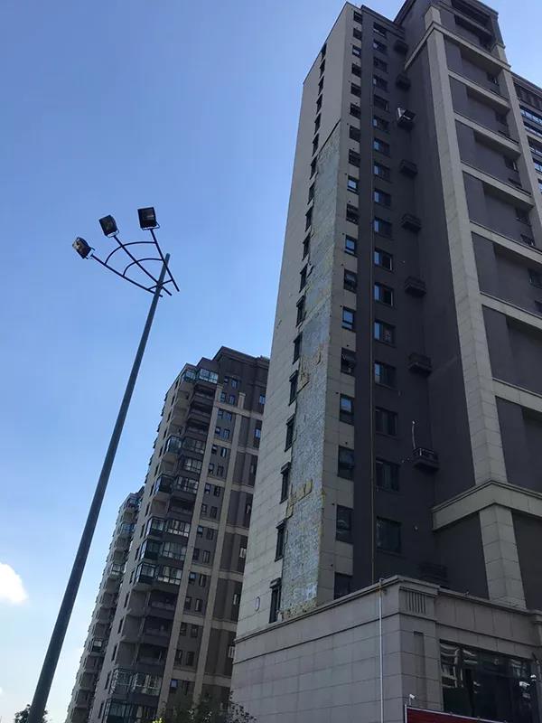 可怕！一场台风打得多处高楼外墙保温层脱落？宝润达：安全问题可休矣！